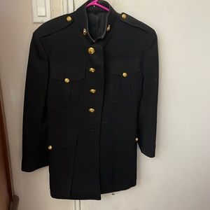 Traditional Men’s Marines dress blues blouse. Detailed gold toned epilets.